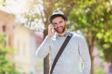 Genç adam akıllı telefon kullanıyor.