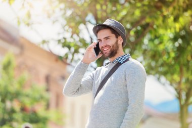 Genç adam akıllı telefon kullanıyor.