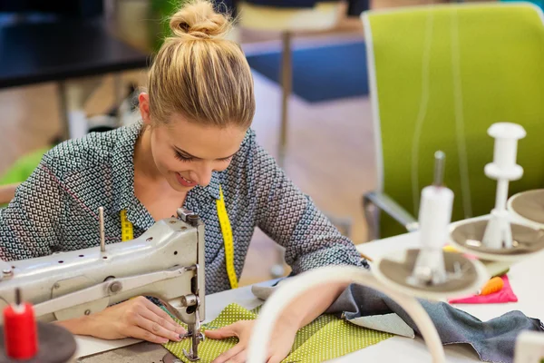 Femme travaillant sur la machine à coudre — Photo