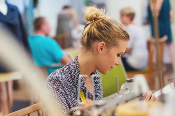 Femme travaillant sur la machine à coudre — Photo