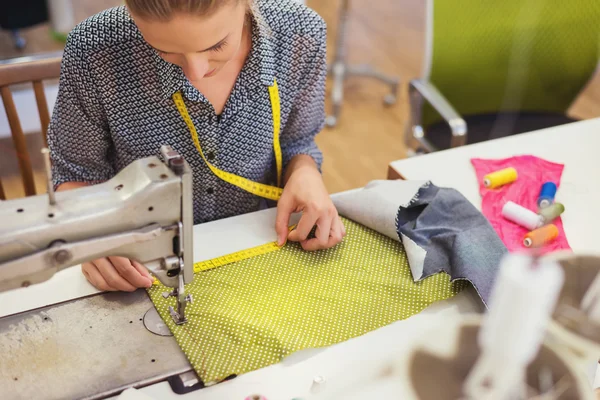Mujer trabajando en la máquina de coser —  Fotos de Stock