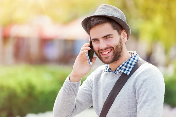 Homem jovem usando Smartphone — Fotografia de Stock