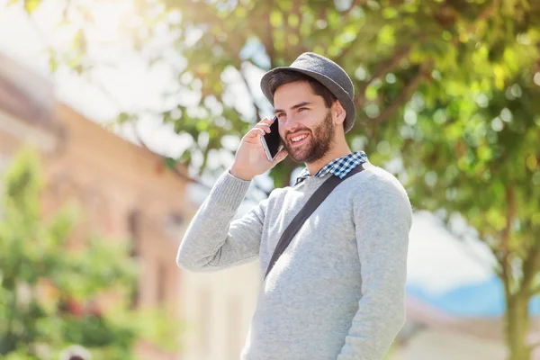 Genç adam akıllı telefon kullanıyor. — Stok fotoğraf