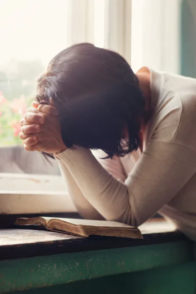 Mujer orando con la Biblia — Foto de Stock