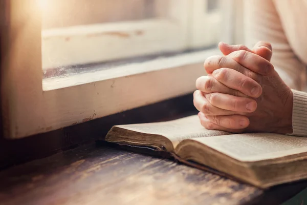 Mujer orando con la Biblia — Foto de Stock