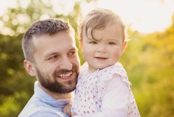 Glada unga far och dotter — Stockfoto