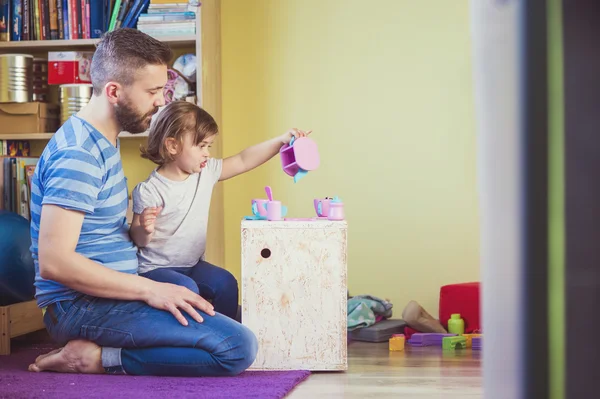 Far och dotter leker hemma — Stockfoto