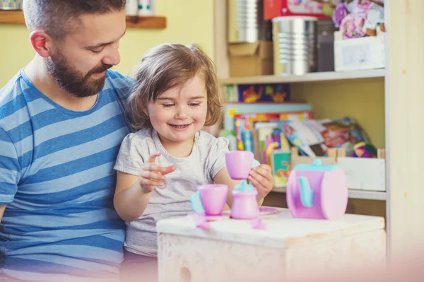 Padre e figlia che giocano a casa — Foto Stock