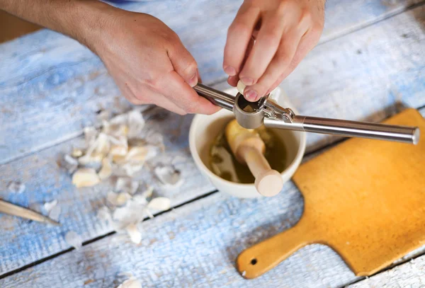 Homem preparando molho — Fotografia de Stock