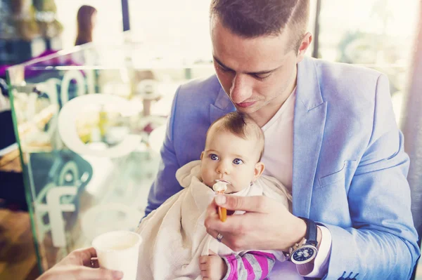 Junge Familie im Café — Stockfoto