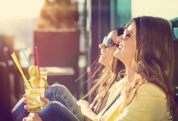 Two young girls drinking cocktails — Stock Photo, Image