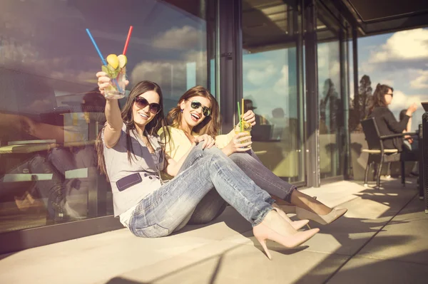 Two young girls drinking cocktails — Stock Photo, Image