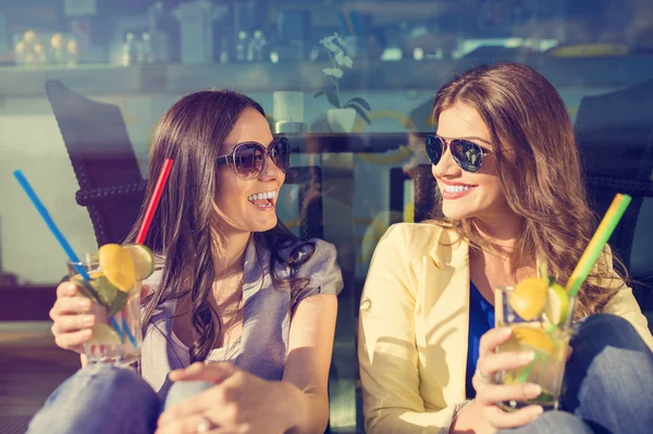 Two young girls drinking cocktails — Stock Photo, Image