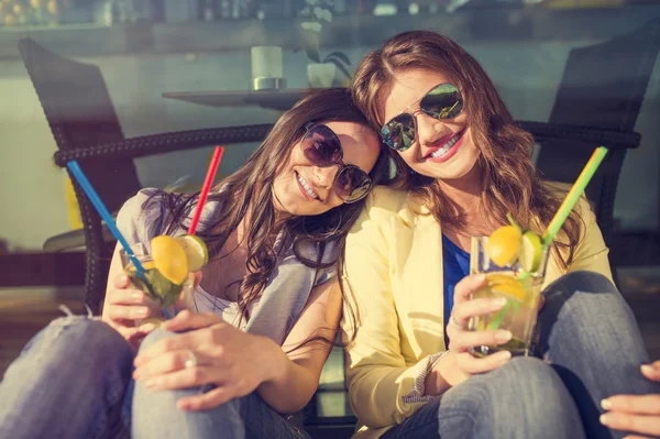 Dos chicas jóvenes bebiendo cócteles —  Fotos de Stock