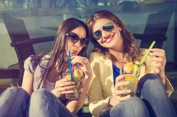 Two young girls drinking cocktails — Stock Photo, Image