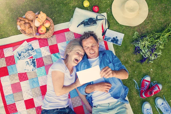 Äldre par på picknick — Stockfoto