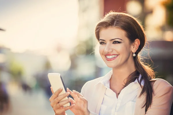 Giovane donna d'affari con telefono — Foto Stock