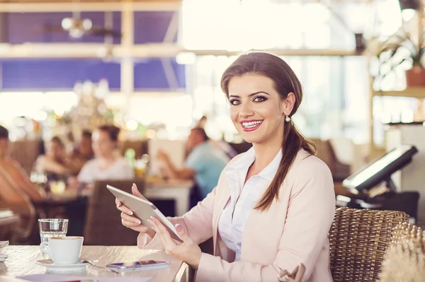 Empresária trabalhando com tablet — Fotografia de Stock