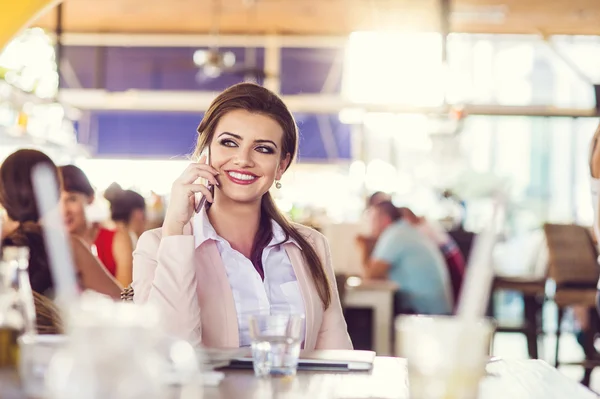 Empresária com telefone no café — Fotografia de Stock