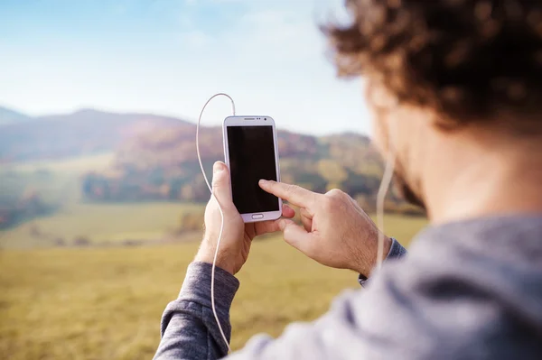 Löpare man med telefonen — Stockfoto