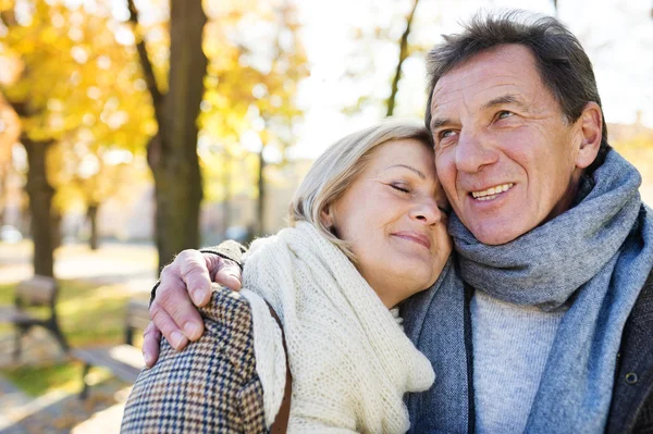 Senior couple in town — Stock Photo, Image