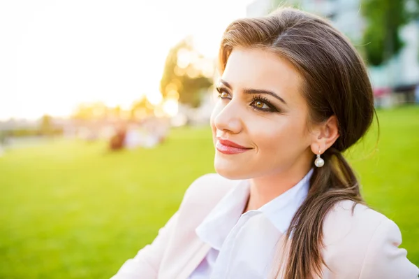 Zakenvrouw zitten in park — Stockfoto