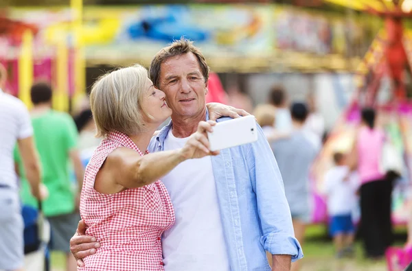 Pareja mayor en feria de diversión —  Fotos de Stock