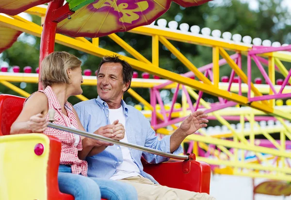 Senior paar in amusement park — Stockfoto