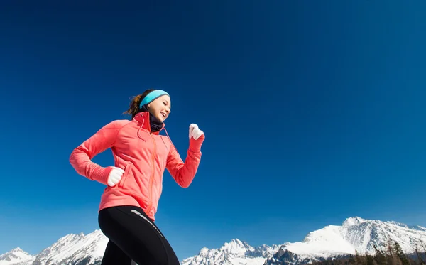 Ung kvinna jogging — Stockfoto