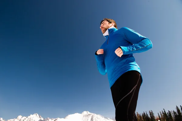 Ung man joggar — Stockfoto