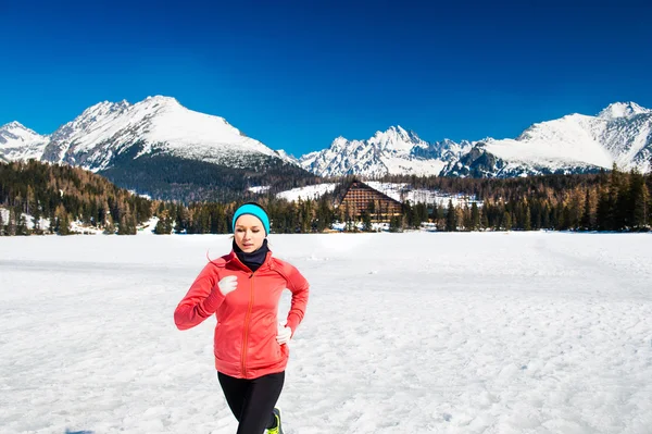 Junge Frau beim Joggen — Stockfoto