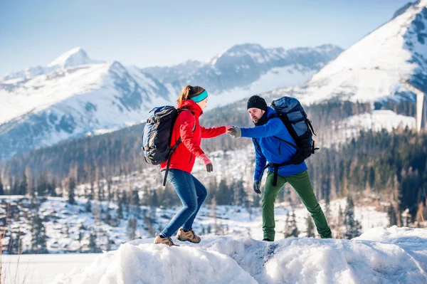 Ungt par på vandring i bergen — Stockfoto