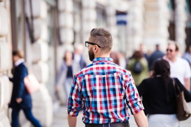 Şehirdeki genç adam.