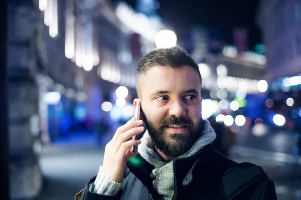 Muž s Kobaltová modř telefon — Stock fotografie