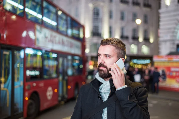 Człowiek inteligentny telefon — Zdjęcie stockowe