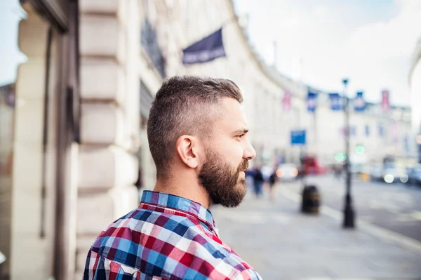 Junger Mann in der Stadt — Stockfoto