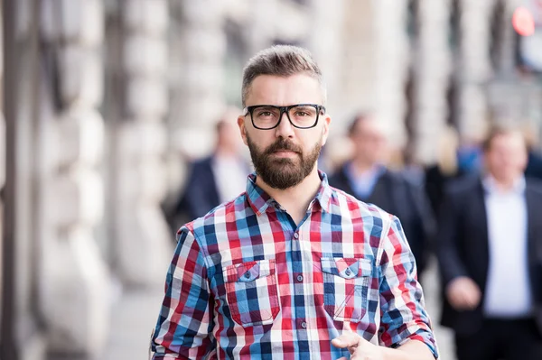 Junger Mann in der Stadt — Stockfoto