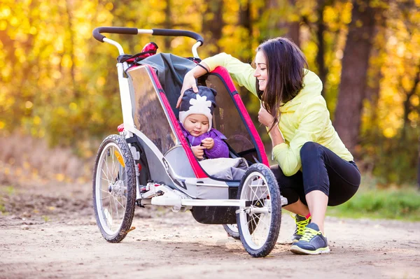 Junge Mutter läuft — Stockfoto