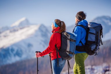 Yürüyüşe genç Çift