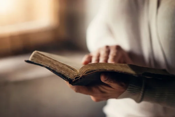 Le mani della donna con la Bibbia — Foto Stock