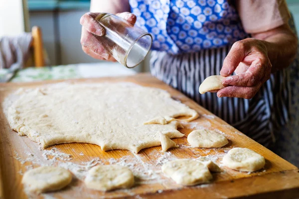 Vanhempi nainen leipominen — kuvapankkivalokuva