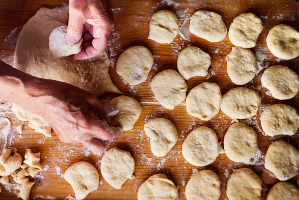 Vanhempi nainen leipominen — kuvapankkivalokuva