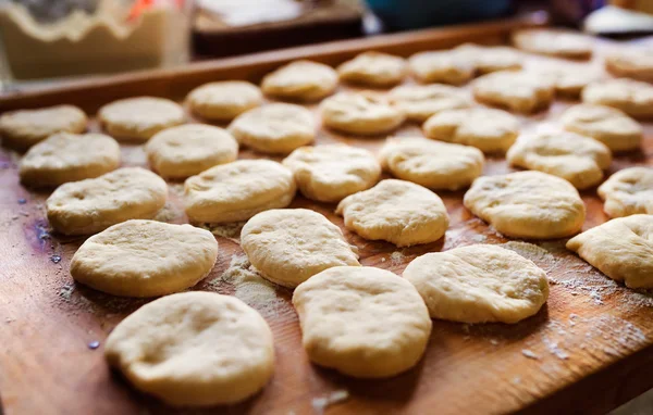 Round unbaked pies — Stock Photo, Image