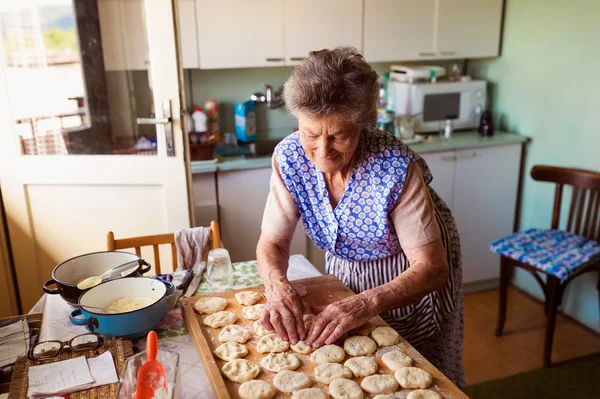 Femme âgée pâtisserie — Photo