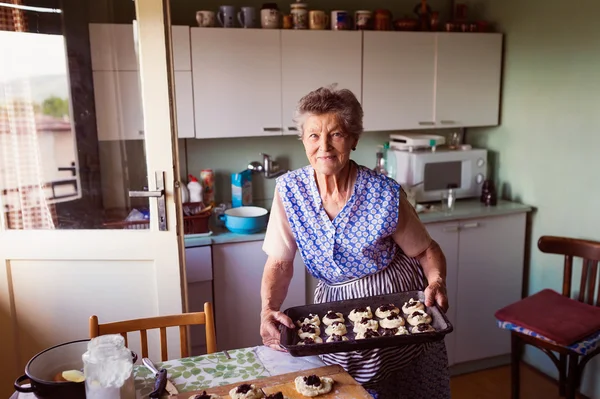 Äldre kvinna bakning — Stockfoto