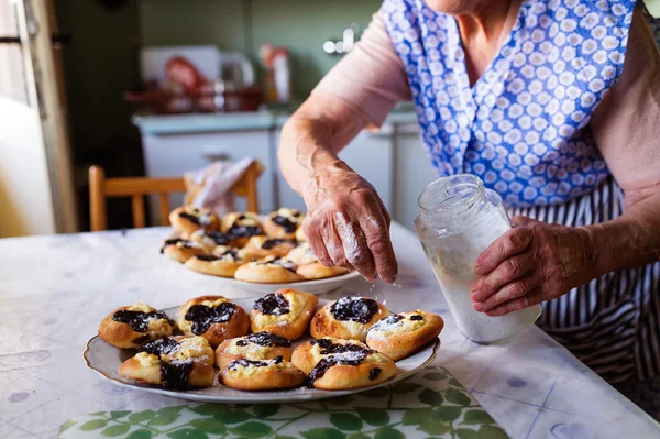 Senior woman baking — Stock Photo, Image