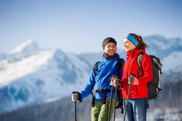 Young couple on a hike — Stock Photo, Image