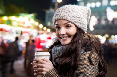 kahve şehirde olan kadın