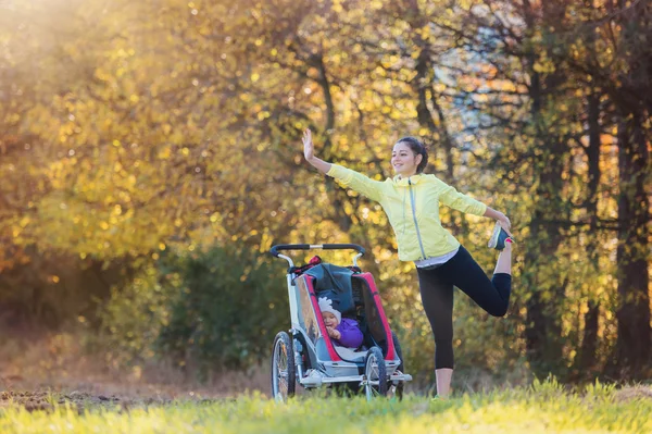 Junge Mutter mit Kind — Stockfoto