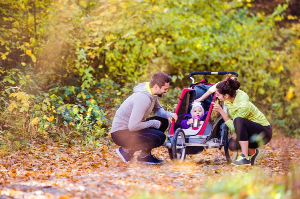 Ormandaki genç aile — Stok fotoğraf